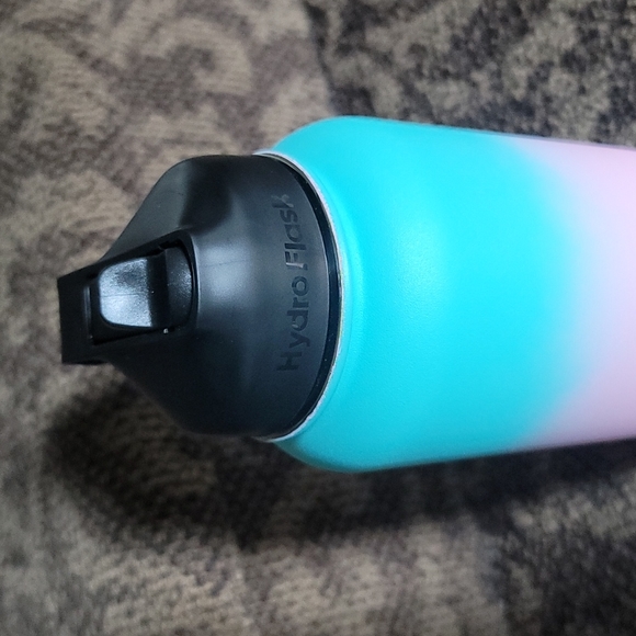 Hydro flask stainless steel water bottle 32oz - Picture 2 of 4